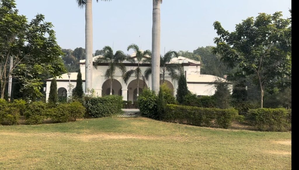 ये तस्वीर मेरठ के सरकारी गेस्ट हाउस सर्किट हाउस की भव्यता को दर्शाती है। 