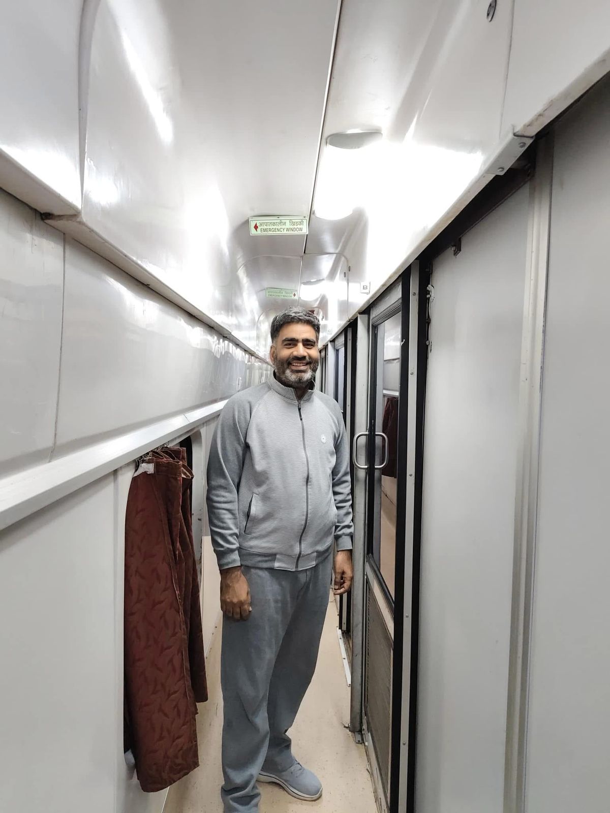 सपा के सरधना विधायक अतुल प्रधान रेल में सफर करते हुए।