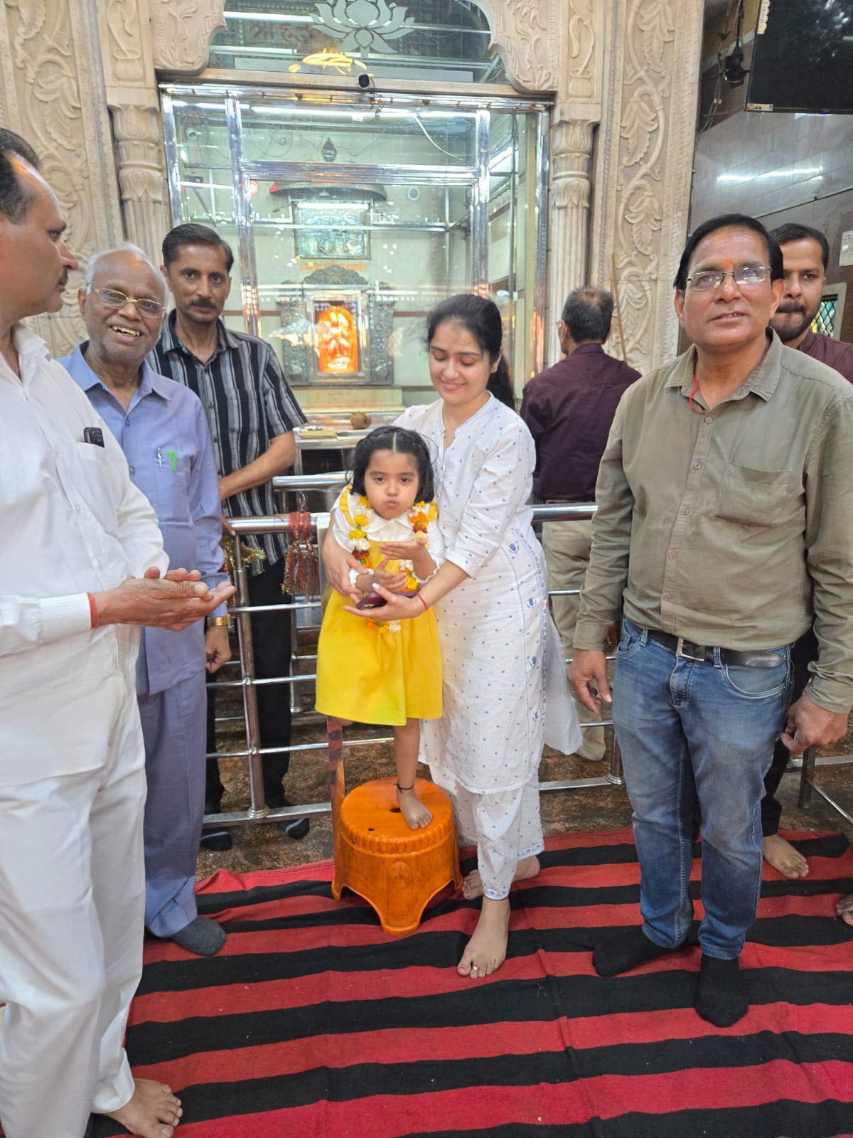 मायरा सिंह अपनी माँ के साथ मंदिर परिसर में भक्तों संग