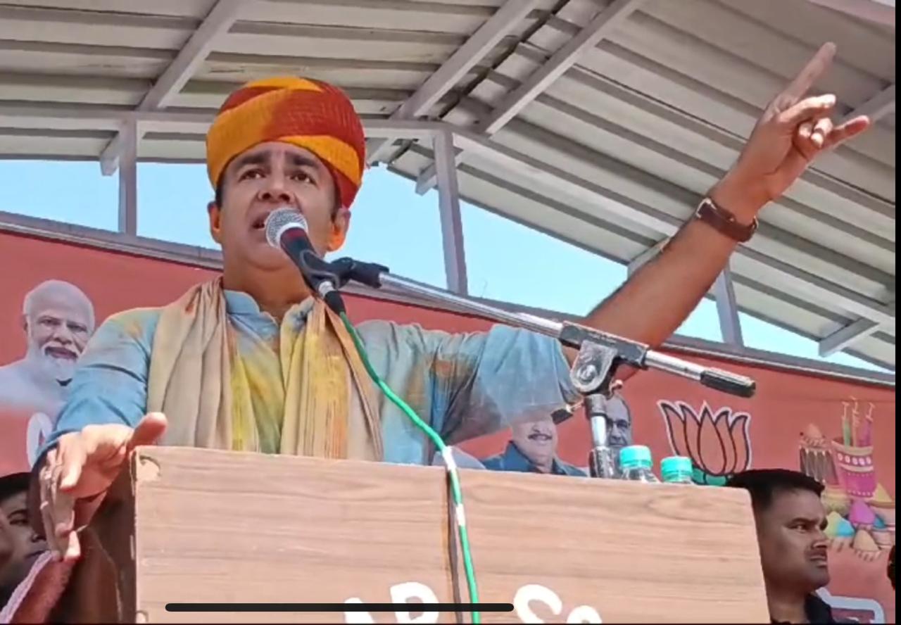 होली मिलन समारोह में भाषण देते ठाकुर संगीत सोम