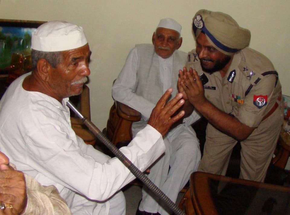बाबा टिकैत और यूपी पुलिस के सीनियर आईपीएस अफसर गुरदर्शन सिंह की यह तस्वीर मीडिया पर बहुत वायरल हुई। तस्वीर में अफसर बाबा टिकैत की मान-मनौव्वल करते हुए नजर आ रहे हैं, जो उनके प्रति गहरे सम्मान को दर्शाती है। टिकैत को न सिर्फ किसानों, बल्कि अधिकारियों द्वारा भी सम्मान दिया जाता था।